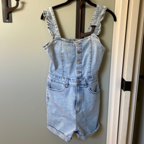 Almost Famous Pants - Jean short overalls size Medium